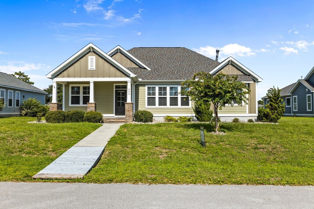 202 Seagrass Wy in Newport, NC - Building Photo