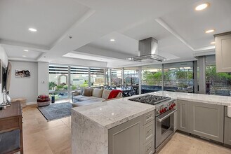 7127 E Rancho Vista Dr in Scottsdale, AZ - Foto de edificio - Building Photo