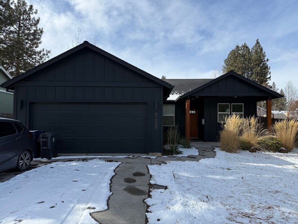 61025 Lodgepole Dr in Bend, OR - Building Photo