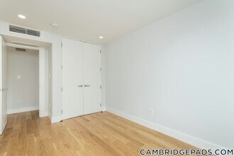 334 Harvard St, Unit E4 in Cambridge, MA - Building Photo - Building Photo