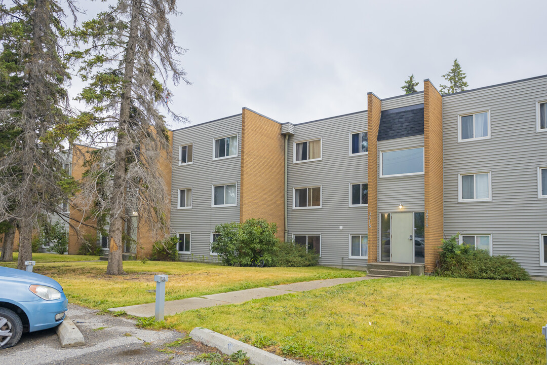 4401 33 Av SW in Calgary, AB - Building Photo