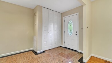 47 Carriage Rd in Roslyn, NY - Building Photo - Building Photo