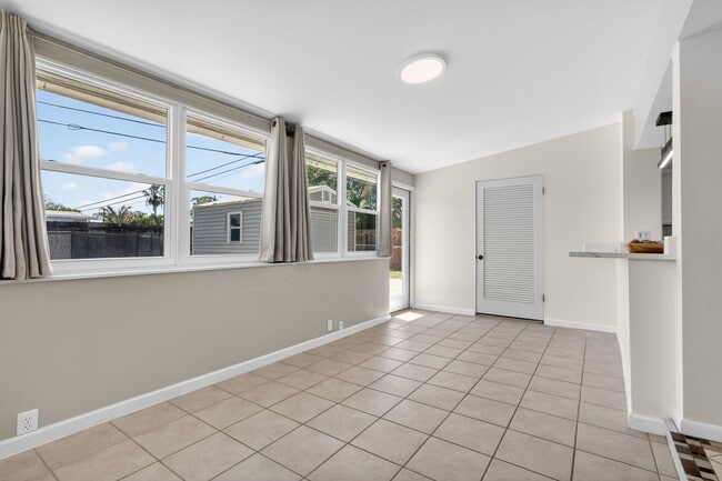 353 Shady Lane Rd in Palm Springs, FL - Building Photo - Building Photo