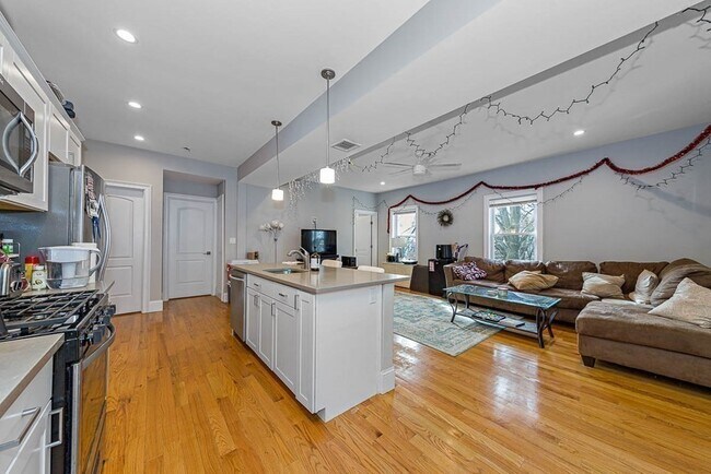 195 E Cottage St, Unit 2 in Boston, MA - Building Photo - Building Photo
