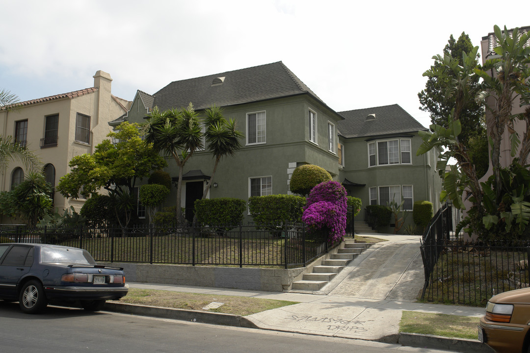 136 S Kenmore Ave in Los Angeles, CA - Building Photo