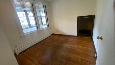 19 Powell St, Unit 19 Powell St. in Northampton, MA - Foto de edificio - Building Photo