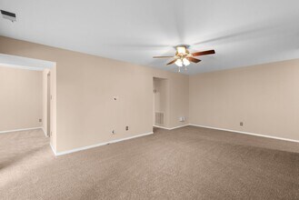 11315 Commonwealth Dr in Rockville, MD - Building Photo - Building Photo