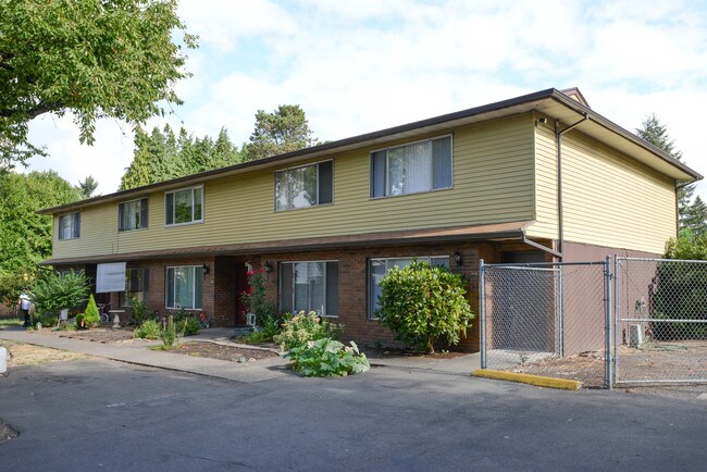 Mildred Townhomes in Milwaukie, OR - Foto de edificio - Building Photo