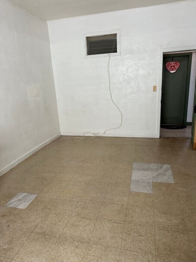 3516 Waialae Ave in Honolulu, HI - Building Photo - Building Photo