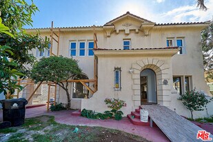 1226 Meadowbrook Ave in Los Angeles, CA - Building Photo