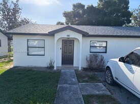 418 Las Palmas Cir in Avon Park, FL - Building Photo