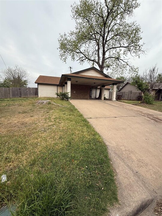 1936 Nicole Cir in Round Rock, TX - Building Photo