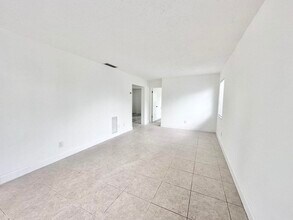 906 Foresteria Dr in Lake Park, FL - Building Photo - Building Photo