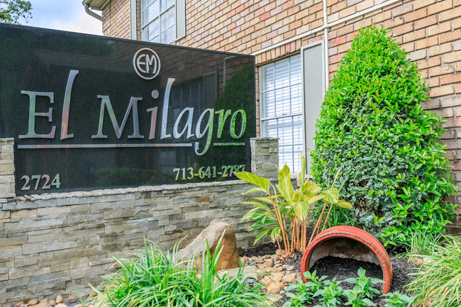 El Milagro Apartment Homes! in Houston, TX - Building Photo - Building Photo