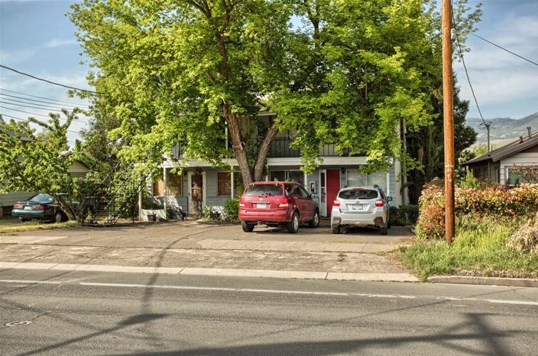 943 E Main St in Ashland, OR - Building Photo