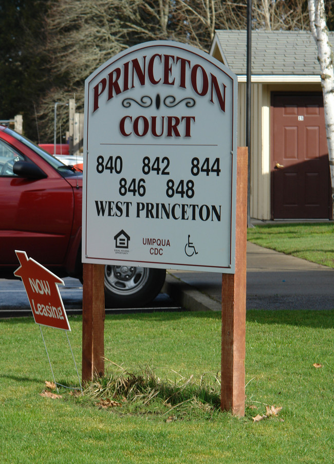 Princeton Court in Roseburg, OR - Building Photo - Building Photo