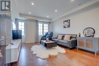 5303 Major Mackenzie Dr E in Markham, ON - Building Photo - Building Photo