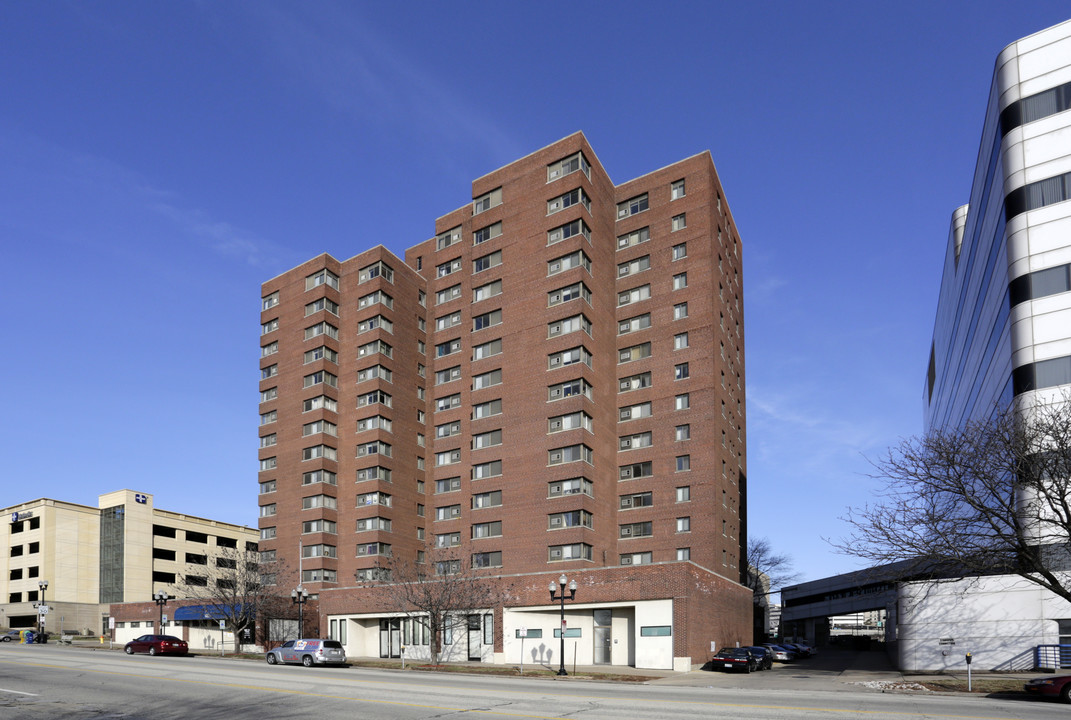 Glen Oak Towers in Peoria, IL - Building Photo