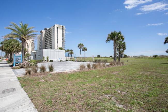 Azure Condominiums in Jacksonville Beach, FL - Foto de edificio - Building Photo