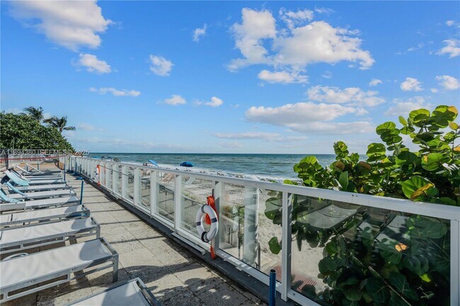19201 Collins Ave in Sunny Isles Beach, FL - Building Photo - Building Photo