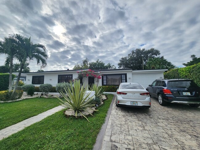 1722 NW 185th Ter in Miami Gardens, FL - Building Photo - Building Photo