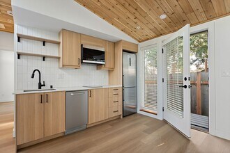 11450 NE Morris St in Portland, OR - Building Photo - Building Photo