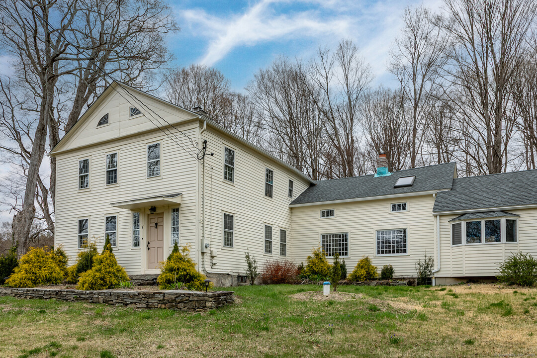 8 Southbury Rd in Roxbury, CT - Foto de edificio