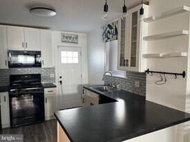 136 Davis St in Philadelphia, PA - Building Photo