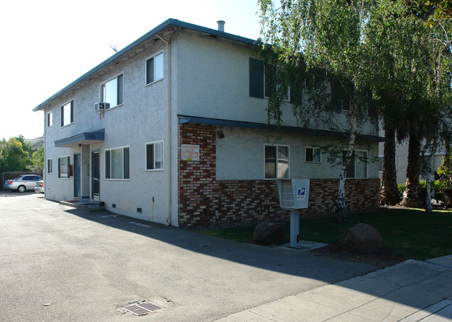 1656 Queen Charlotte Drive in Sunnyvale, CA - Building Photo - Building Photo