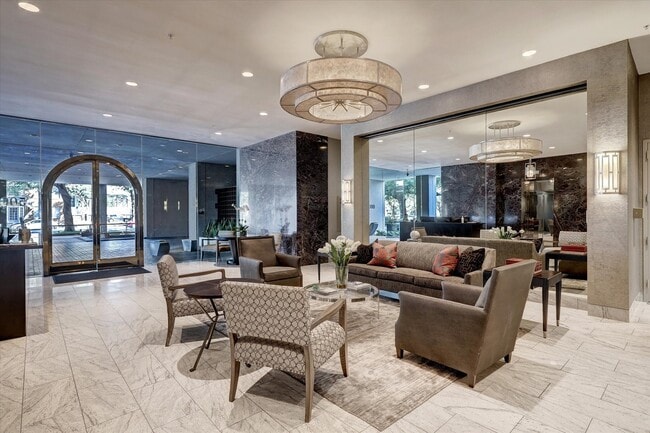 5000 Montrose Blvd in Houston, TX - Building Photo - Building Photo