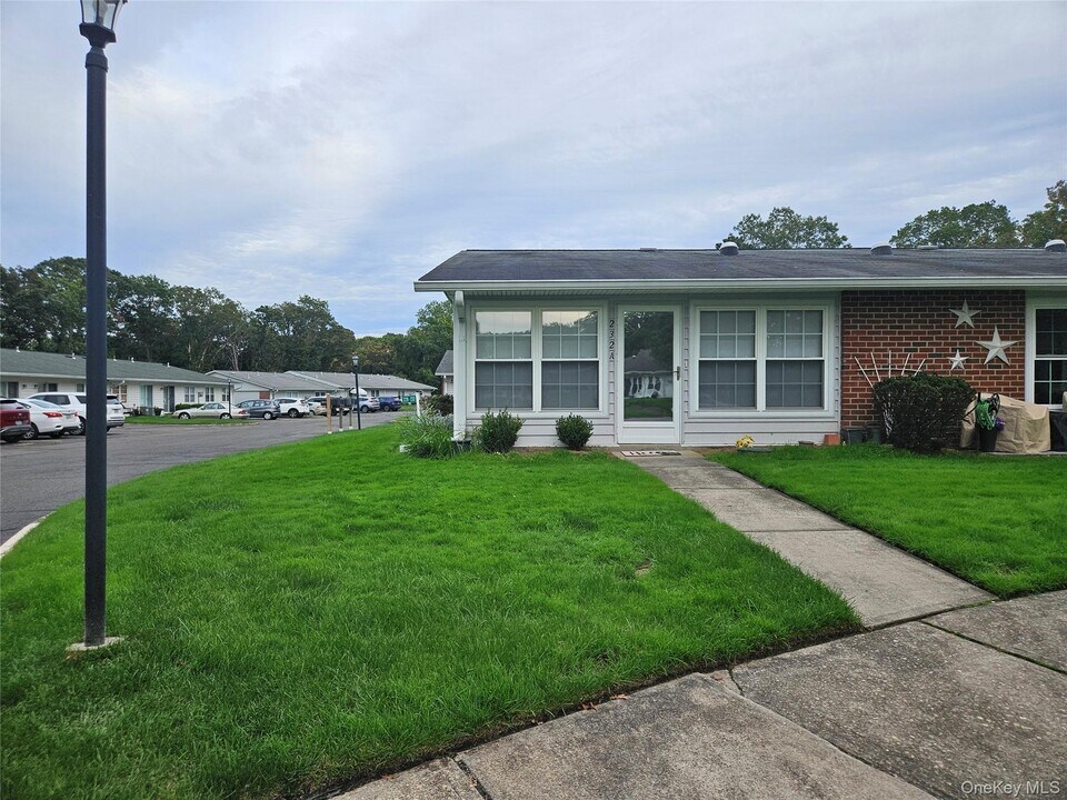 232 Blackpool Ct in Ridge, NY - Building Photo