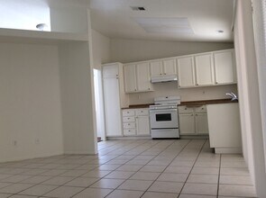 3242 Shale Rd in Palmdale, CA - Foto de edificio - Building Photo