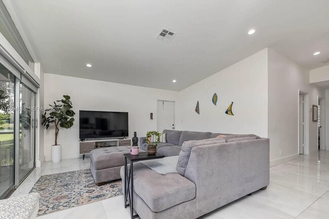 518 Woodgate Cir in Sunrise, FL - Building Photo - Building Photo