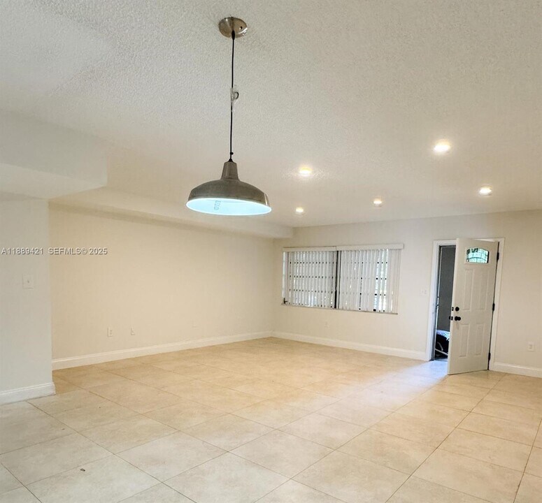 1925 Sans Souci Blvd in North Miami, FL - Building Photo