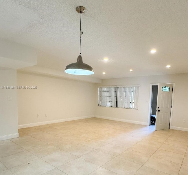 1925 Sans Souci Blvd in North Miami, FL - Foto de edificio - Building Photo