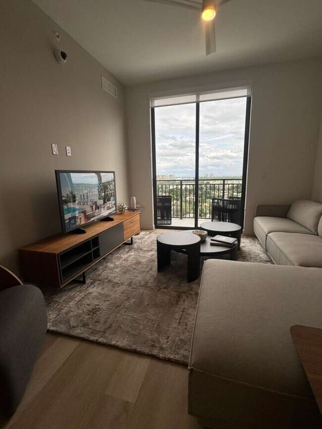 112 SE 2nd Ave, Unit A3 in Dania Beach, FL - Building Photo - Building Photo