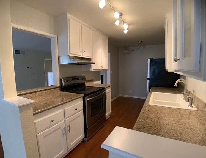 2444 E Del Mar Blvd in Pasadena, CA - Building Photo
