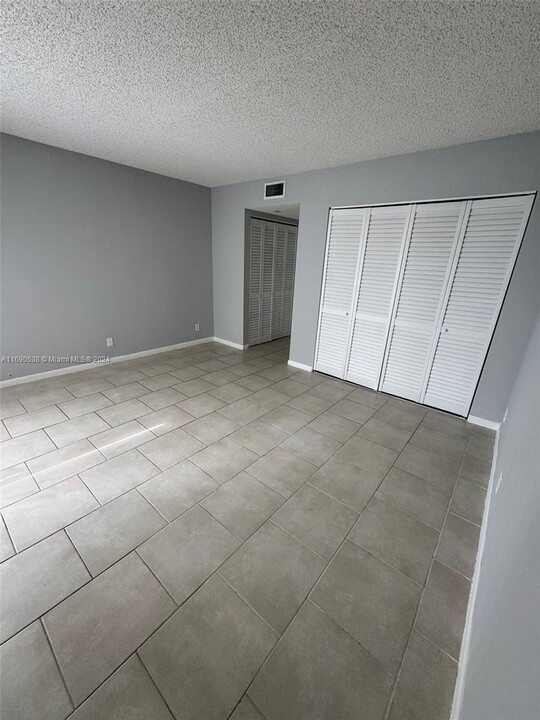 3400 Foxcroft Rd, Unit 109 in Miramar, FL - Foto de edificio