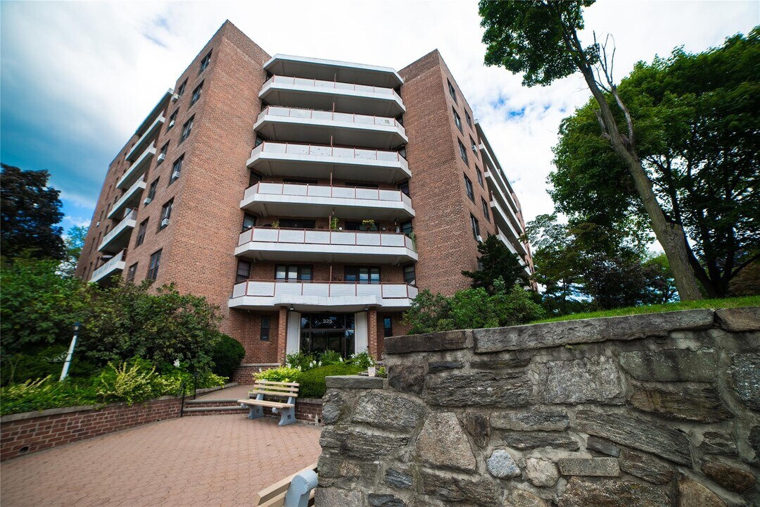 325 King St in Port Chester, NY - Building Photo