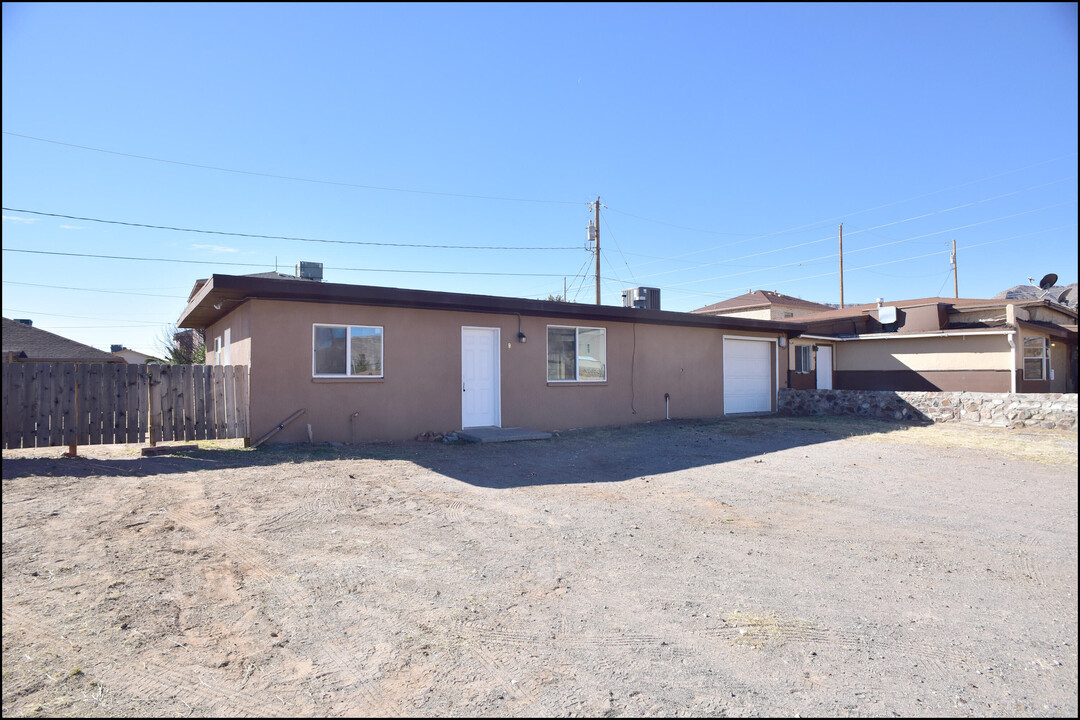 8809 Mercury St in El Paso, TX - Building Photo