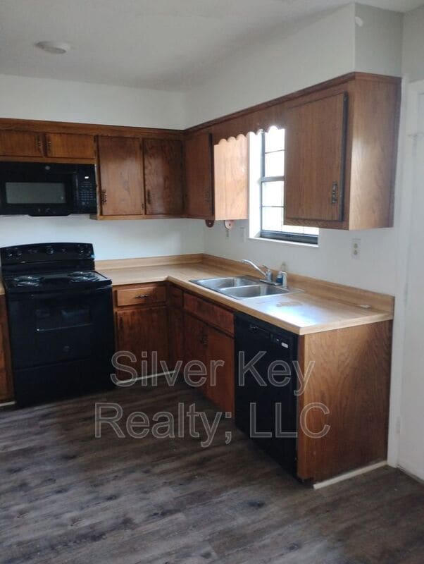 property at 823 Englewood Rd