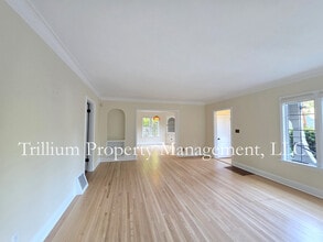 2665 SW Brae Mar Ct in Portland, OR - Building Photo - Building Photo