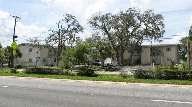 River Garden Apartments in Titusville, FL - Foto de edificio - Building Photo