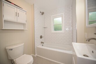 32 Linden Ave in Floral Park, NY - Foto de edificio - Building Photo