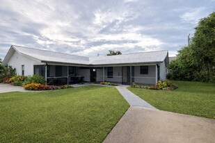 11450 Char Ann Dr in Ft. Myers, FL - Building Photo