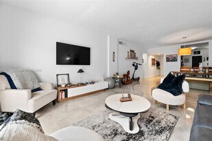 100 Edgewater Dr, Unit 129 in Coral Gables, FL - Building Photo