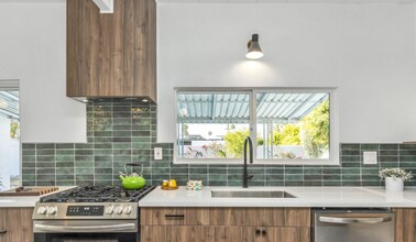 547 N Farrell Dr in Palm Springs, CA - Building Photo - Building Photo