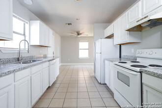 7042 Hallie Ridge in San Antonio, TX - Building Photo - Building Photo