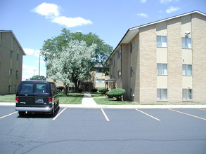 Barwin Place Apartments in Mount Clemens, MI - Building Photo - Building Photo