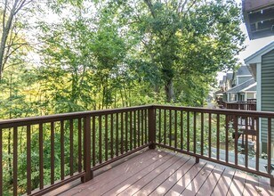 285 Bishops Forest Dr in Waltham, MA - Building Photo - Building Photo